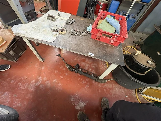 Metalen tafel met toebehoren - afbeelding 1 van  4