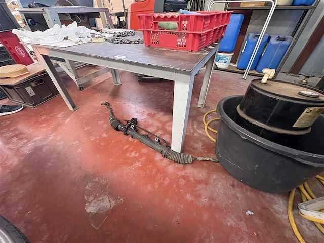 Metalen tafel met toebehoren - afbeelding 2 van  4