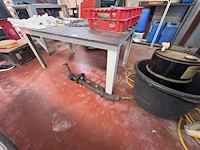 Metalen tafel met toebehoren - afbeelding 2 van  4