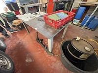 Metalen tafel met toebehoren - afbeelding 3 van  4