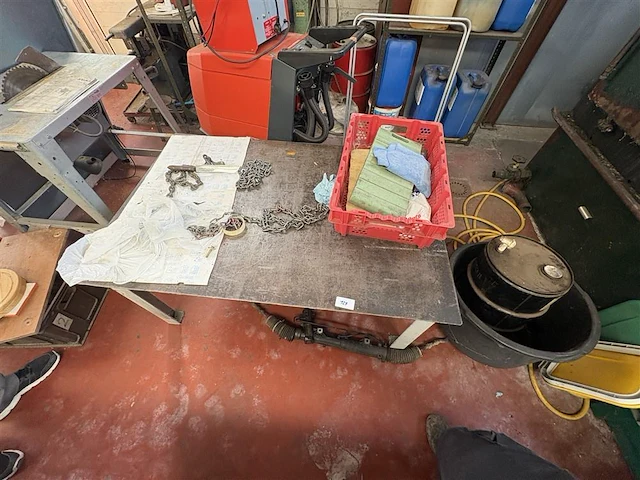 Metalen tafel met toebehoren - afbeelding 4 van  4