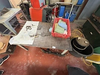 Metalen tafel met toebehoren - afbeelding 4 van  4