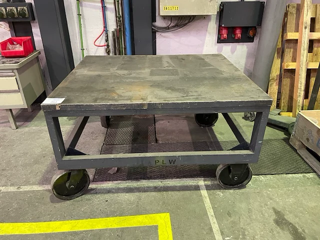 Metalen tafel op wielen - afbeelding 1 van  3