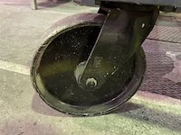 Metalen tafel op wielen - afbeelding 2 van  3