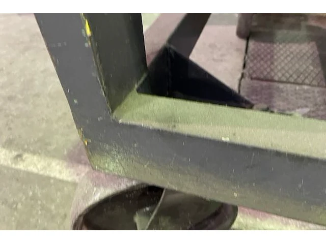 Metalen tafel op wielen - afbeelding 3 van  3