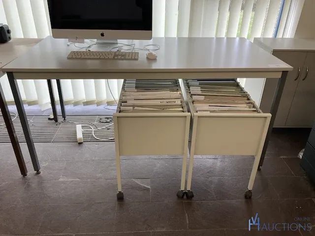 Metalen tafel - afbeelding 1 van  4