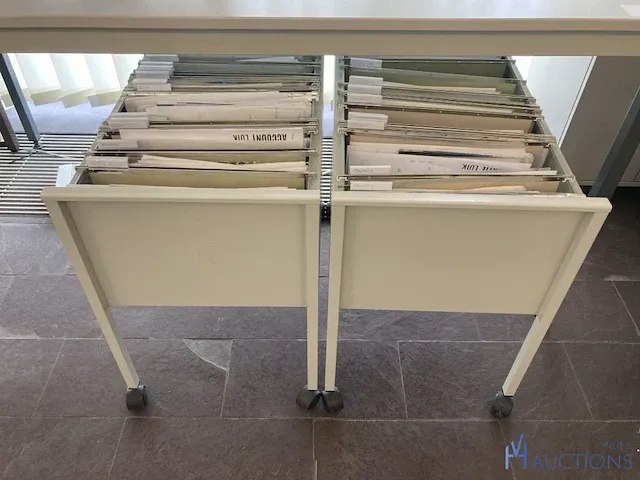 Metalen tafel - afbeelding 2 van  4