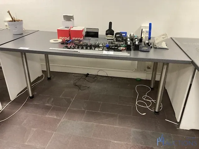 Metalen tafel - afbeelding 1 van  4