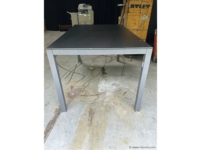 Metalen tafel - afbeelding 1 van  2
