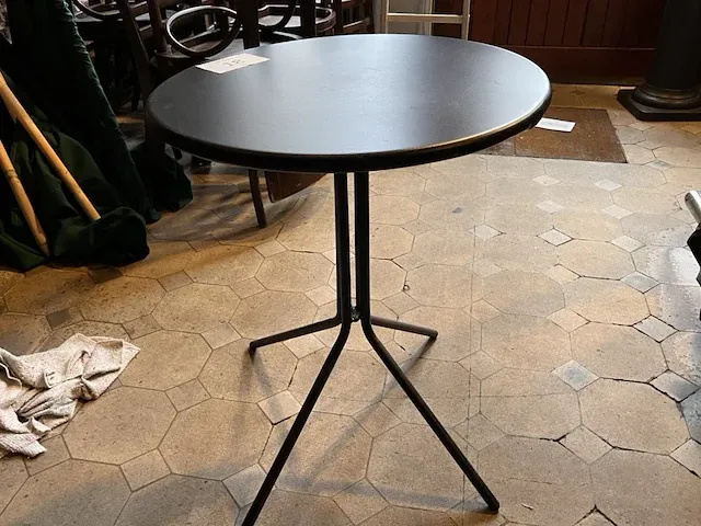 Metalen tafel - afbeelding 1 van  3