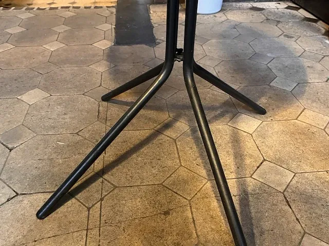 Metalen tafel - afbeelding 2 van  3