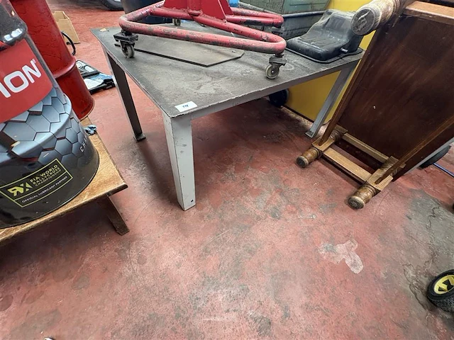 Metalen tafel - afbeelding 1 van  4