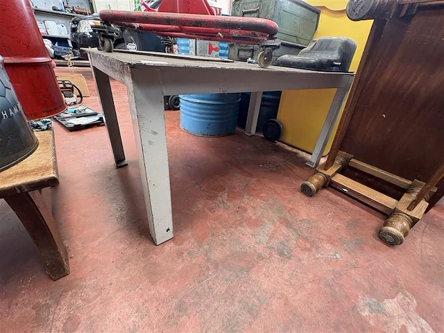 Metalen tafel - afbeelding 2 van  4
