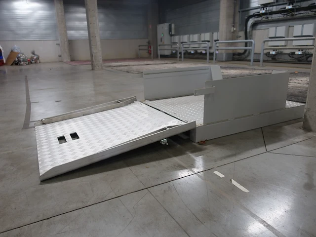 Metalen transportsysteem in traanplaat voor kuismachine - afbeelding 1 van  6