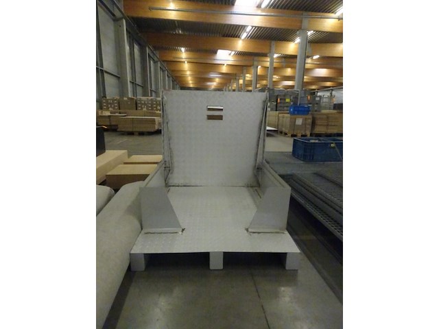 Metalen transportsysteem in traanplaat voor kuismachine - afbeelding 1 van  3