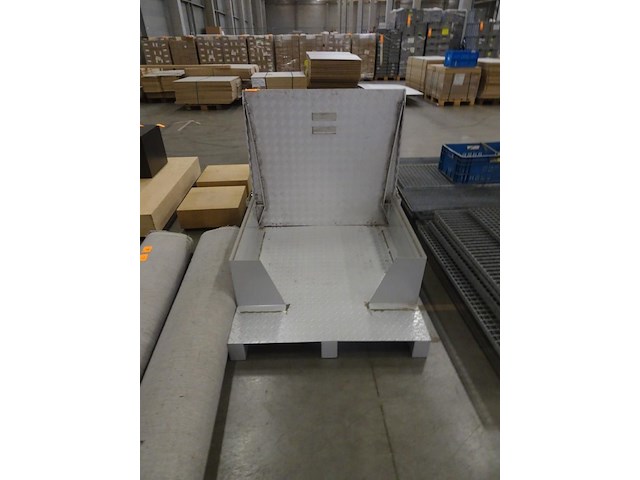 Metalen transportsysteem in traanplaat voor kuismachine - afbeelding 2 van  3