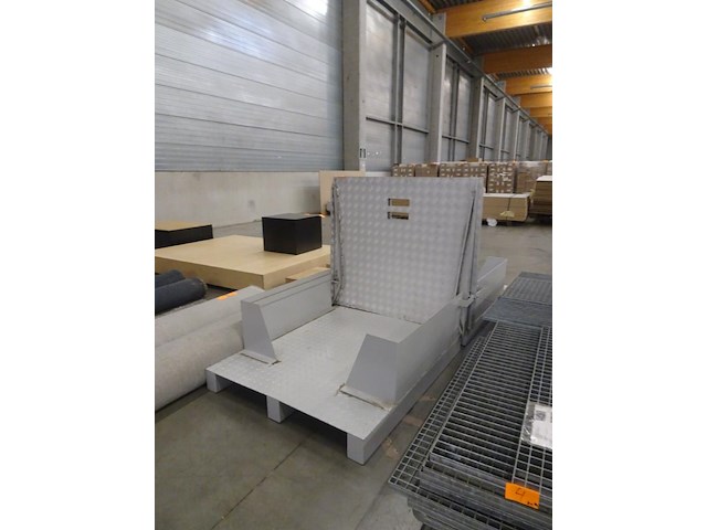 Metalen transportsysteem in traanplaat voor kuismachine - afbeelding 3 van  3