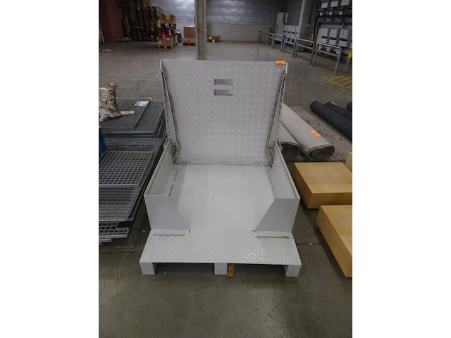 Metalen transportsysteem in traanplaat voor kuismachine - afbeelding 2 van  3