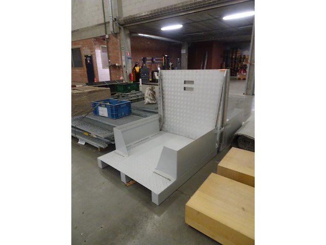 Metalen transportsysteem in traanplaat voor kuismachine - afbeelding 3 van  3