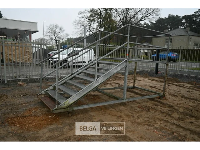 Metalen trap op wielen - afbeelding 1 van  8