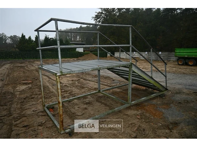 Metalen trap op wielen - afbeelding 4 van  8