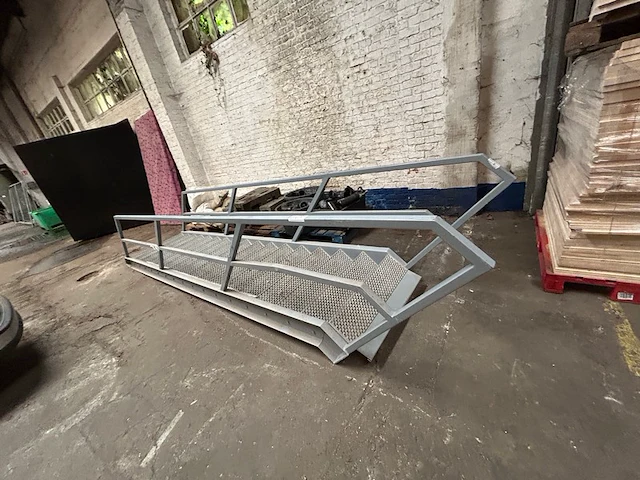 Metalen trap - afbeelding 1 van  4