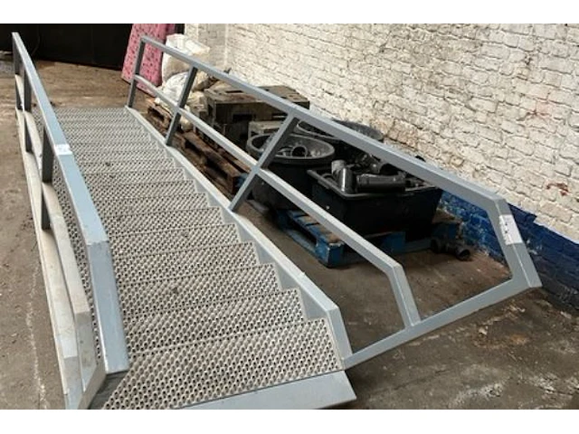 Metalen trap - afbeelding 2 van  4
