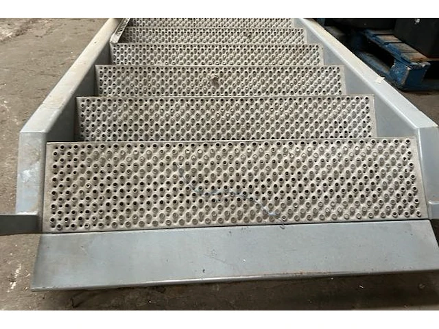 Metalen trap - afbeelding 3 van  4
