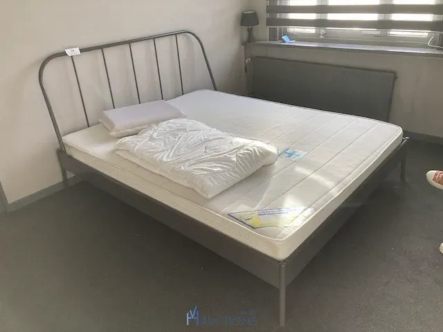 Metalen tweepersoonsbed met nachtlampje - afbeelding 1 van  8