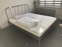 Metalen tweepersoonsbed met nachtlampje - afbeelding 1 van  8