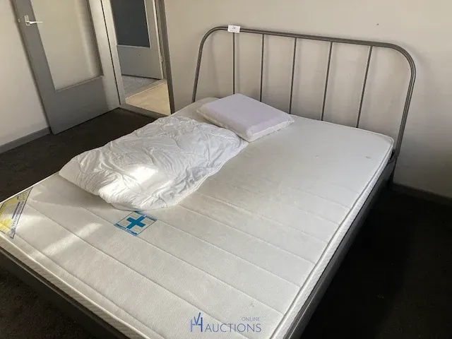Metalen tweepersoonsbed met nachtlampje - afbeelding 2 van  8