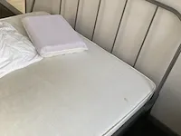 Metalen tweepersoonsbed met nachtlampje - afbeelding 3 van  8