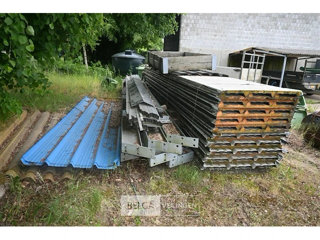 Metalen uitbouw met dakplaten, palen en spanten - afbeelding 1 van  9