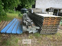 Metalen uitbouw met dakplaten, palen en spanten - afbeelding 1 van  9