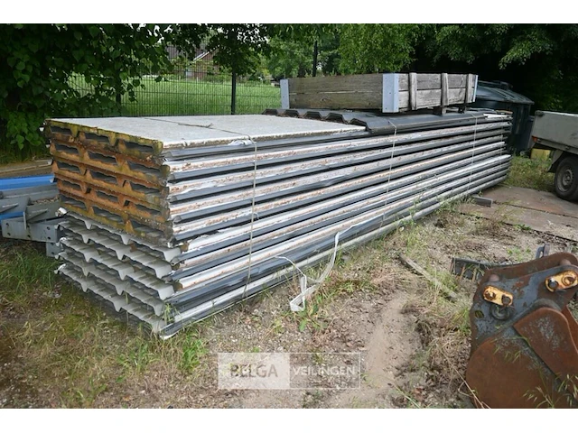 Metalen uitbouw met dakplaten, palen en spanten - afbeelding 2 van  9