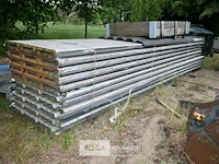 Metalen uitbouw met dakplaten, palen en spanten - afbeelding 2 van  9