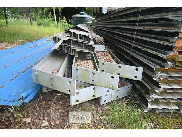 Metalen uitbouw met dakplaten, palen en spanten - afbeelding 4 van  9