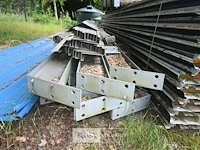 Metalen uitbouw met dakplaten, palen en spanten - afbeelding 4 van  9