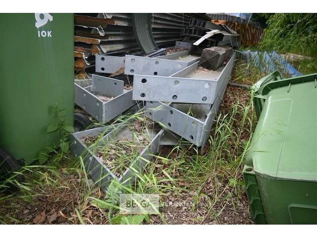 Metalen uitbouw met dakplaten, palen en spanten - afbeelding 5 van  9