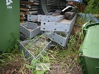 Metalen uitbouw met dakplaten, palen en spanten - afbeelding 5 van  9