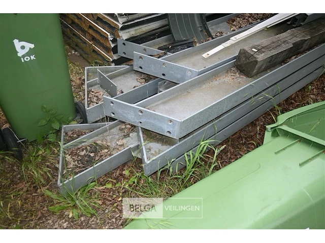 Metalen uitbouw met dakplaten, palen en spanten - afbeelding 6 van  9