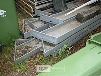 Metalen uitbouw met dakplaten, palen en spanten - afbeelding 6 van  9