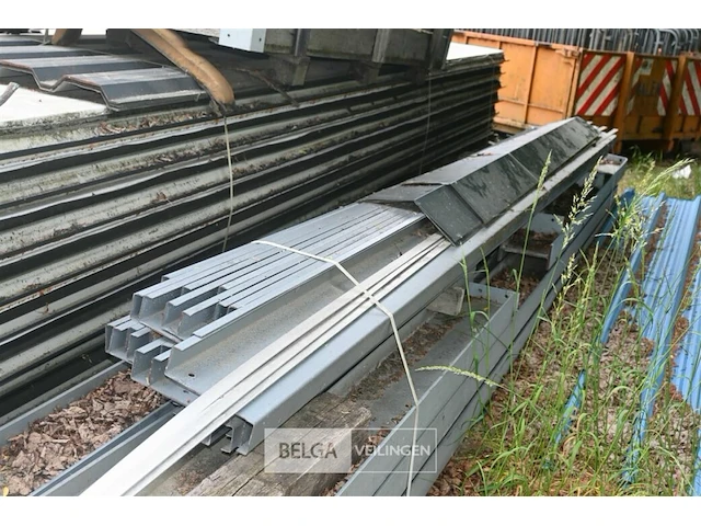 Metalen uitbouw met dakplaten, palen en spanten - afbeelding 7 van  9