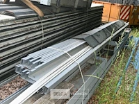 Metalen uitbouw met dakplaten, palen en spanten - afbeelding 7 van  9