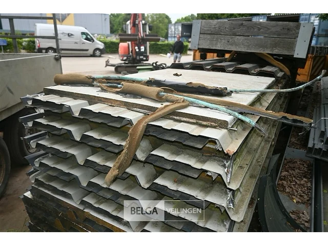 Metalen uitbouw met dakplaten, palen en spanten - afbeelding 8 van  9