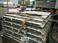 Metalen uitbouw met dakplaten, palen en spanten - afbeelding 8 van  9