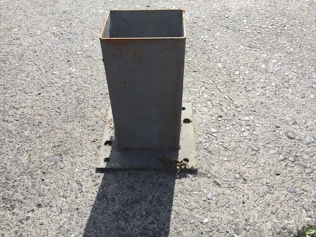 Metalen voetsteunen voor palen en muurankers ( 42 x ) - afbeelding 3 van  4