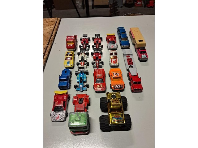 Metalen wagentjes majorette 18 stuks - afbeelding 1 van  2