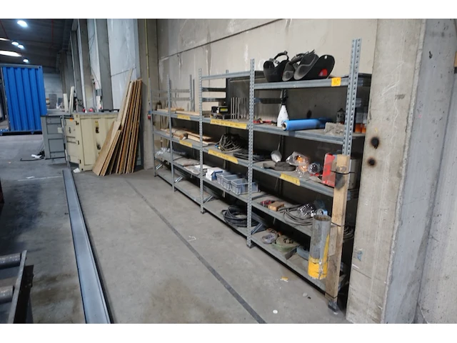 Metalen wandrek met inhoud - afbeelding 1 van  7