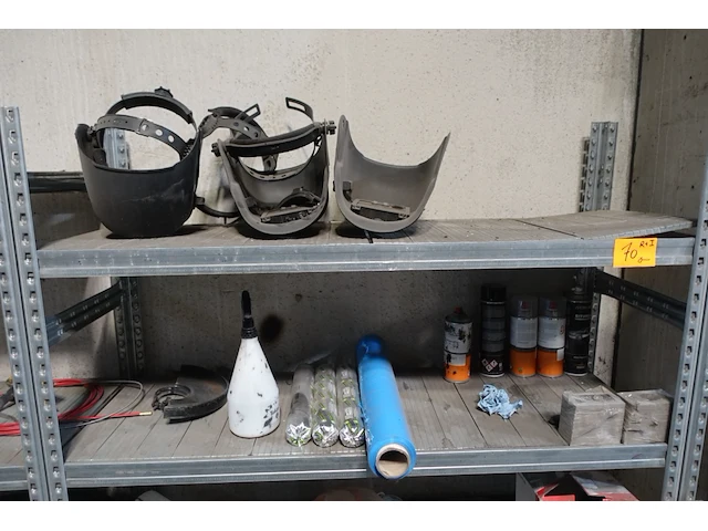 Metalen wandrek met inhoud - afbeelding 2 van  7